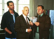 Kriminalkommissar Eschenbach (Matthias Bullach, l.) und Kriminalhauptkommissar Kehler (Wolfgang Bathke, r.) zeigen dem Gef&auml;ngnisdirektor (Eberhard Pr&uuml;ter) die Tatwaffe, mit der ein H&auml;ftling ermordet wurde.