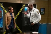 Jocelyn (Cameron Esposito, l.); Captain Ray Holt (Andr&eacute; Braugher, r.)