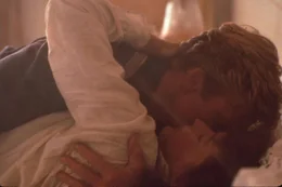Karen Blixen (Meryl Streep, unten) verliebt sich in den Gro&szlig;wildj&auml;ger Denys Finch Hatton (Robert Redford, oben), aber dessen Freiheitsdrang steht einer engeren Bindung zun&auml;chst im Weg ...