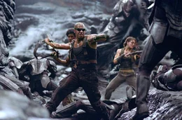 Auf Crematoria  trifft Riddick (Vin Diesel, l.) auf Kyra (Alexa Davalos, r.), doch das Wiedersehen verl&auml;uft mehr als frostig ...
