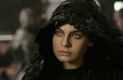 Kyra (Alexa Davalos) gelingt es, mit den Necromonger vor dem t&ouml;dlichen Sonnenaufgang zu fliehen. Von Riddick fehlt jede Spur ...