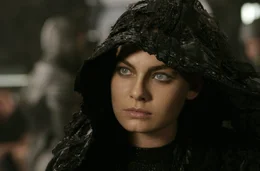 Kyra (Alexa Davalos) gelingt es, mit den Necromonger vor dem t&ouml;dlichen Sonnenaufgang zu fliehen. Von Riddick fehlt jede Spur ...