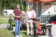 Robert (Felix Maximilian, l.) nutzt die Gelegenheit und trifft sich mit Bernd (Mario Pokatzky) um weiter nach Manuel zu forschen.