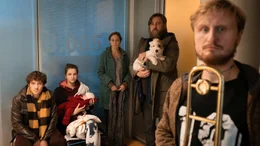Der R&uuml;ckhalt von Freunden und Familie ist gro&szlig;: Die Freunde Kalle (Klaus Steinbacher) und Nele (Lisa Vicari), Hannes&lsquo; Eltern Verena (Jeanette Hain) und Hubert (Nicki von Tempelhoff) sowie der Psychatrie-Patient Florian (Michael Kranz) beim Besuch im Krankenhaus (v.l.n.r.).