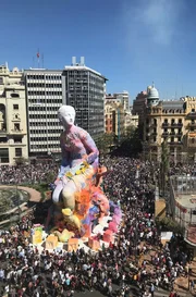 Ein Fallas-Monument auf dem Rathausplatz von Valencia.
