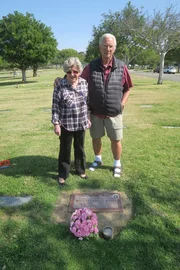 Raymond und Louise Wyatt am Grab ihrer Tochter Michelle auf dem Mount Hope Cemetery.
