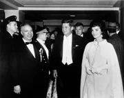 John Fitzgerald Kennedy (m), Jacqueline Kennedy (r)