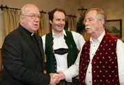 Bayerisches Fernsehen CHIEMGAUER VOLKSTHEATER "Die LYgenglocke", ein Schwank von Fred Bosch am Freitag (14.09.07) um 19:45 Uhr. Von links: Pfarrer Melchior Zangerl (Michael Gahr), Kellner Thomas (Andreas Kern) und der Wirt und BYrgermeister Alois Filzer (Egon Biscan). &copy; BR/Foto Sessner - Honorarfrei, lediglich fYr AnkYndigungen und Versffentlichungen im Zusammenhang mit obiger BR-Sendung bei Nennung: "Bild: BR/Foto Sessner" (S2). Andere Verwendungen nur nach entsprechender vorheriger schriftlicher Vereinbarung mit dem BR-Bildarchiv, www.br-bildarchiv.de, Tel. 089 / 5900 3040, Fax 089 / 5900 3284