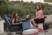 Gretchen (Aya Cash, l.); Lindsay (Kether Donohue, r.)