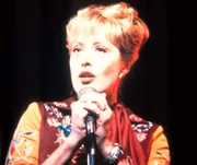 Patsy Maynard (Ronee Blakeley) feiert ihr Comeback in Charlies Kneipe. Patsy Maynard (Ronee Blakeley) feiert ihr Comeback in Charlies Kneipe.