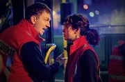 Nina (Sabrina Amali) informiert K&ouml;ster (Johannes Kienast) dar&uuml;ber, dass der Mann im Bus tot ist. Der kann das nicht akzeptieren.