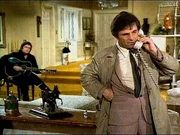 Der Country-S&auml;nger Tommy Brown (Johnny Cash, l.) wird des zweifachen Mordes verd&auml;chtigt. Inspektor Columbo (Peter Falk) beginnt zu ermitteln.