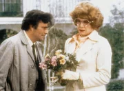 Lt. Columbo (Peter Falk) besucht Margaret Halperin (Rosemarie Murphy), deren Mann die ermordete Nachbarin gefunden hat. Lt. Columbo (Peter Falk) besucht Margaret Halperin (Rosemarie Murphy), deren Mann die ermordete Nachbarin gefunden hat.