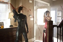 Die einzige Hoffnung der Menschheit: die unbeugsame und todesmutige Alice (Milla Jovovich, l.) und die toughe Spionin Ada Wong (Bingbing Li, r.) ...