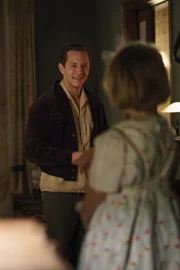 Freddy Donath (Trystan P&uuml;tter) trifft auf seine Tochter Dorli (Alma und Smilla L&ouml;hr)