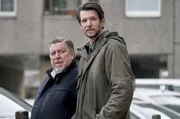 Fredo Schulz (Armin Rohde, li.) und sein Kollege Radu Lupescu (Sabin Tambrea, re.) ermitteln gemeinsam in einem Fall.