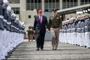 Mehr noch als andere US-Pr&auml;sidenten ist Donald Trump auf machtvolle Posen bedacht.