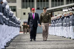 Mehr noch als andere US-Pr&auml;sidenten ist Donald Trump auf machtvolle Posen bedacht.