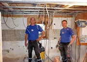 Noch sieht im Haus alles nach Kraut und R&uuml;ben aus - und &uuml;berall h&auml;ngen Dr&auml;hte und Kabel aus den W&auml;nden. Da mu&szlig; noch einiges vom Team getan werden..