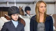 Georgie (Alisha Newton, l.) und Amy (Amber Marshall) beobachten Georgies Konkurrenz.