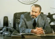 Mark Halperin (Richard Kiley) weiss mehr ueber den Tod seiner Nachbarin, als er zugeben will. Mark Halperin (Richard Kiley) weiss mehr ueber den Tod seiner Nachbarin, als er zugeben will.