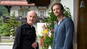 Noch gelingt es Arthur (Timur Bartels, r.) seinen entfernten Verwandten Pfarrer Sonnleitner (Johannes Herrschmann, l.) hinters Licht zu f&uuml;hren.