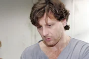 Stefan Vollmer (Hendrik Duryn) ist fassungslos: Ein Kollege hat ihn bei der Schulleiterin Herenberg verpfiffen und nun wird er beurlaubt.