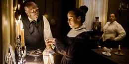 Candies rechte Hand, Hausdiener Stephen (Samuel L. Jackson, l.), ahnt, dass Broomhilda (Kerry Washington, r.) etwas im Schilde f&uuml;hrt. Dies will er mit allen Mitteln verhindern ...