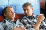 Ein Gespr&auml;ch unter M&auml;nnern: Matze (Matthias Komm, l.) und Horst (Frank Vockroth) diskutieren &uuml;ber die Zukunft ihres Ladens.