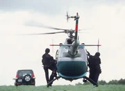Den Gangstern wird von dem SEK-Helikopter der Weg abgeschnitten...