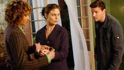 Aufgrund der gefundenen Blutspuren ist f&uuml;r Detective Harding (Michelle Hurd, l.) von der Polizei von New Orleans klar: Brennan (Emily Deschanel), die sich an nichts erinnern kann, hat Graham umgebracht. Agent Seeley Booth (David Boranaz) kann nicht fassen, dass sie festgenommen wird.