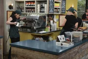Eine neue Kaffeemaschine soll größeren Umsatz bringen. Doch die Bedienung scheint nicht ganz so einfach zu sein. Caroline (Beth Behrs, r.) und Max (Kate Dennings, l.) beschließen, bei Starbucks die nötigen Handgriffe zu lernen ... Eine neue Kaffeemaschine soll größeren Umsatz bringen. Doch die Bedienung scheint nicht ganz so einfach zu sein. Caroline (Beth Behrs, r.) und Max (Kate Dennings, l.) beschließen, bei Starbucks die nötigen Handgriffe zu lernen ...