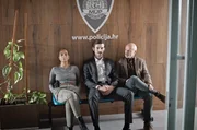 Die Ermittlerin Vesna (Sandra Loncarić, li.) und ihr Kollege Vladimir (Darko Milas, re.) wissen, dass sie ihrem Vorgesetzten Jakic (Mijo Jurisić, Mi.) nicht trauen dürfen. Die Ermittlerin Vesna (Sandra Loncarić, li.) und ihr Kollege Vladimir (Darko Milas, re.) wissen, dass sie ihrem Vorgesetzten Jakic (Mijo Jurisić, Mi.) nicht trauen dürfen.