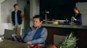 Florian (Laurids Sch&uuml;rmann, li.) trifft zu Hause auf eine angespannte Stimmung zwischen ihm, seinem Vater (Shenja Lacher) und seiner Mutter (Birte Hanusrichter).
