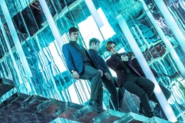 Santino (Riccardo Scamarcio, l.); Ares (Ruby Rose, r.)