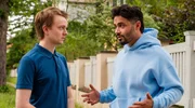 Tariks (Aram Arami, re.) bem&uuml;ht sich um ein Gespr&auml;ch mit Florian (Laurids Sch&uuml;rmann).