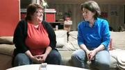 Tauschmutter Manuela (li.) im Gespr&auml;ch mit Tanja