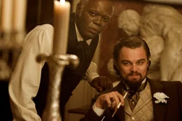 Als der Haussklave Stephen (Samuel L. Jackson, l.) Dr. Schultz' Spiel durchschaut, treibt Plantagenbesitzer Calvin Candie (Leonardo DiCaprio, r.) den Preis f&uuml;r Djangos Frau Broomhilda gewaltig in die H&ouml;he - mit blutigen Folgen ...