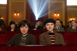 Noch ahnen Hugo (Asa Butterfield, l.) und Isabelles (Chloe Moritz, r.) nicht, dass der Schl&uuml;ssel zum Geheimnis des Automaten-Menschen in der Geschichte des Films zu finden ist ...