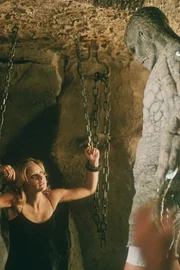 Buffy (Sarah Michelle Gellar), Machida (Robin Atkin Downes)  Die Verwendung des sendungsbezogenen Materials ist nur mit dem Hinweis und Verlinkung auf TVNOW gestattet.; Buffy (Sarah Michelle Gellar), Machida (Robin Atkin Downes)  Die Verwendung des sendungsbezogenen Materials ist nur mit dem Hinweis und Verlinkung auf TVNOW gestattet.