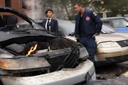 Das Auto ist ausgebrannt: Andy Allo als Seager, Taylor Kinney als Kelly Severide