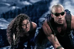Noch immer nimmt Kyra (Alexa Davalos, l.) Riddick (Vin Diesel, r.) sein pl&ouml;tzliches Verschwinden &uuml;bel. Die beiden haben jedoch keine Zeit, dar&uuml;ber zu reden, denn die Necromonger sind ihnen dicht auf den Fersen ...