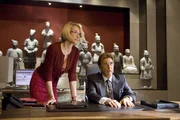F&uuml;r jede Auszeichnung, die er je erhalten hat, hat sich Casinobesitzer Bank (Al Pacino, r.) ein Diamantenkollier gekauft. Und an diese Diamanten will Linus nun kommen. Deshalb baggert er nun Banks Assistentin Abigail Sponder (Ellen Barkin, l.) an, die Zutritt zum Diamantenraum hat ...
