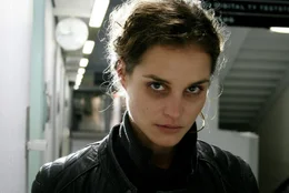 Pegah (Elsa Sophie Gambard) trachtet Rainer nach dem Leben.