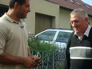 Der Tr&ouml;deltrupp. S&uuml;kr&uuml; (li.) hilft Erwin seinen Sammeltick zu &uuml;berwinden.