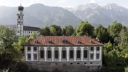 Im Garten des Damenstifts zu Hall, der sich in Privatbesitz befindet, hat ein original ausgestatteter Gartensalon die Zeiten &uuml;berlebt. Seine Pflege und die des umgebenden Gartens ist eine Aufgabe f&uuml;r Generationen.