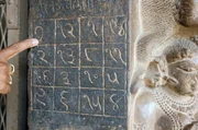 Im Parshvanatha-Tempel in Khajuraho, Indien, findet sich eine Inschrift, die Mathematiker heute als magisches Quadrat bezeichnen.