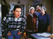 Andreas (Katy Karrenbauer, li.) bestaunt die Pin-Up-Wand seiner Schwester. (hi.v.li.) Mutz (Brigitte Renner), Ilse (Christiane Reiff) und Uschi (Barbara Freier) bestaunen das "Walter-Double".