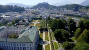 Schloss Mirabell mit seinen Gartenanlagen ist ein Renaissance-Juwel mit Heckentheater und Labyrinth, eingebettet in atemberaubender Stadtkulisse und Alpinlandschaft.