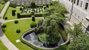 Der Schlosspark Ambras in Innsbruck folgt einerseits barocker Stilistik und bleibt andererseits ein Nutzgarten &ndash; ab 1859 sogar mit Schwimmteich, einer damals gro&szlig;en Rarit&auml;t.